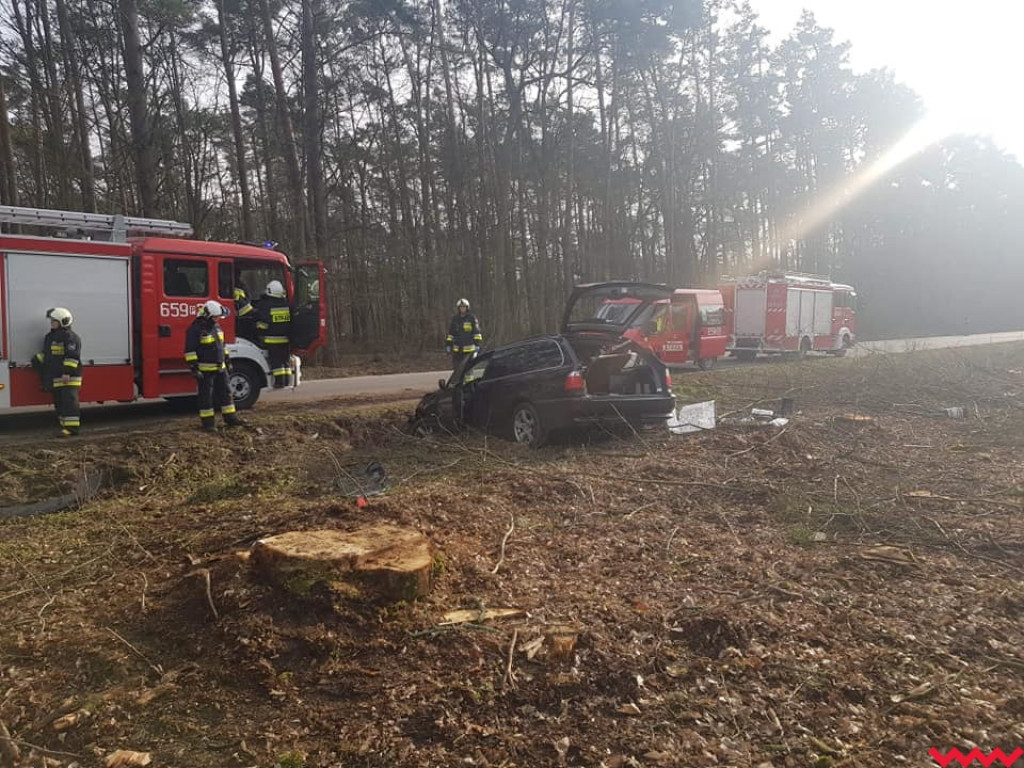 BMW na zakręcie wypadło z drogi i dachowało. Kierowca był pijany w sztok