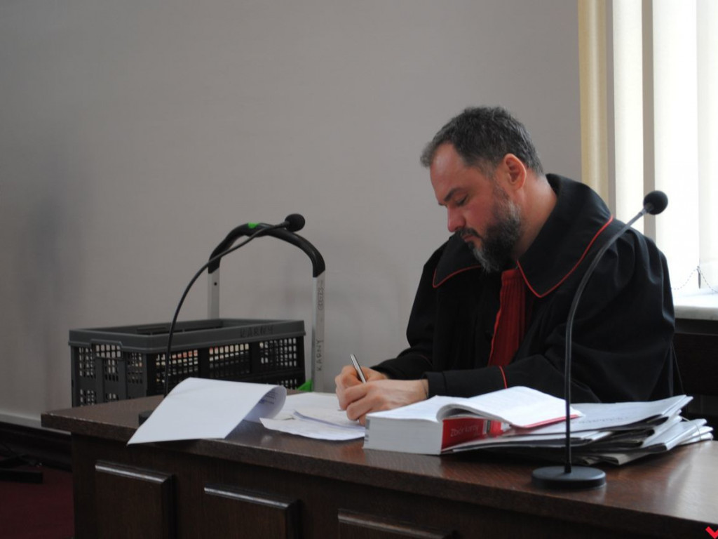Nóż, gaz i łzy. Niedoszły samobójca na ławie oskarżonych