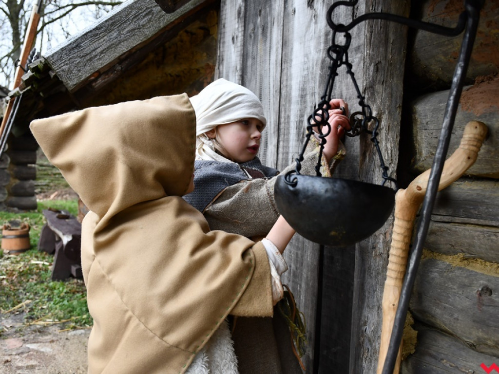 Zima w Grzybowie. Pół setki wojów i niewiast nie przestraszyło się chłodu