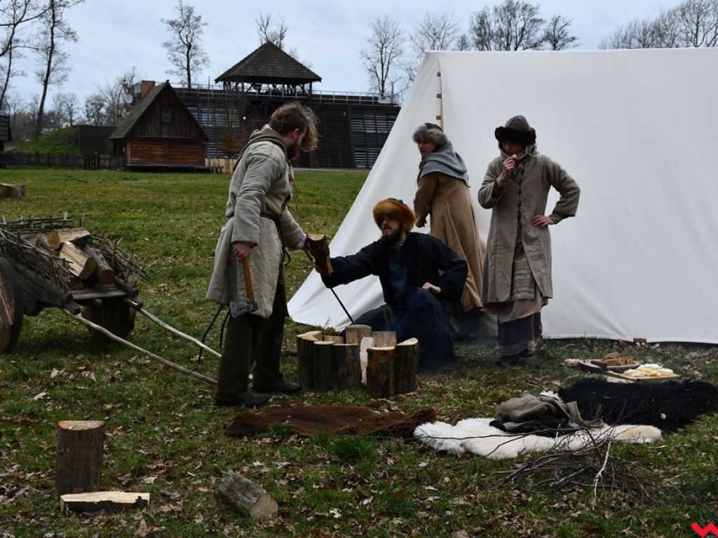 Zima w Grzybowie. Pół setki wojów i niewiast nie przestraszyło się chłodu