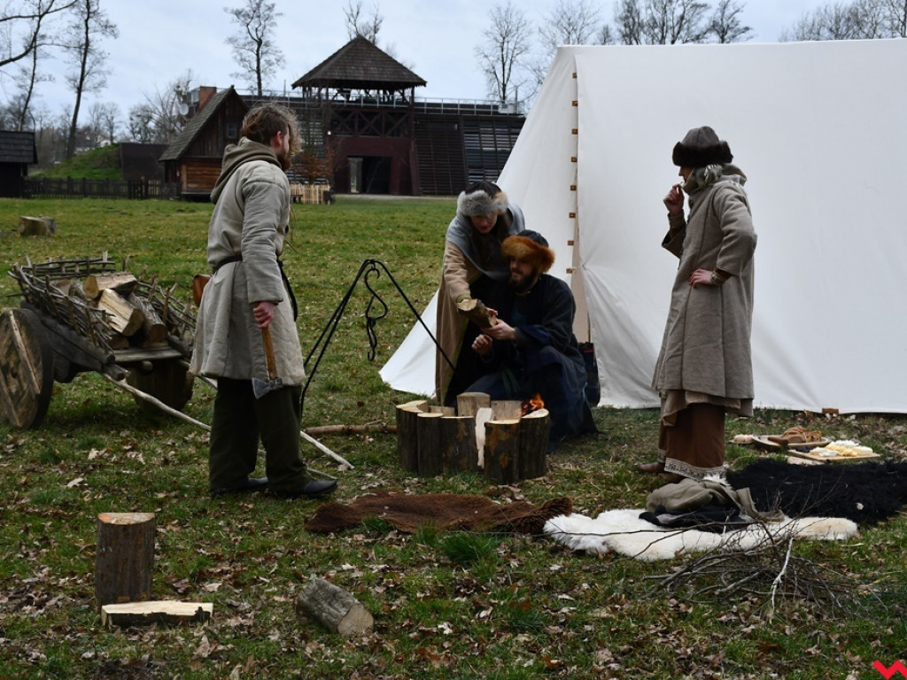 Zima w Grzybowie. Pół setki wojów i niewiast nie przestraszyło się chłodu