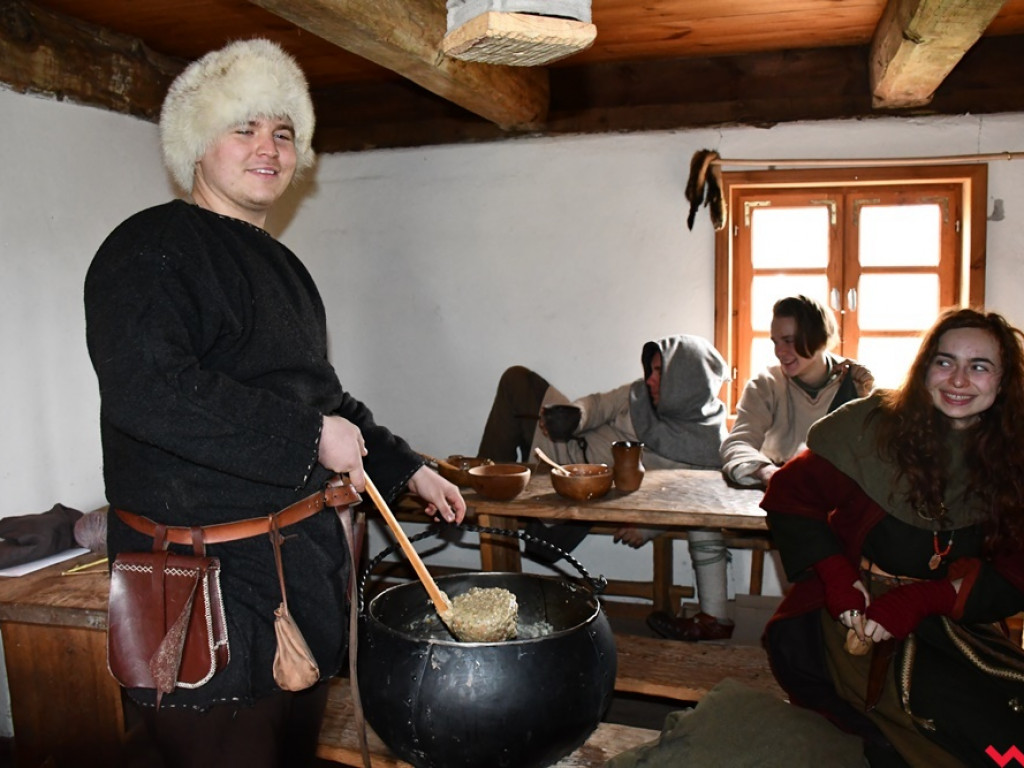 Zima w Grzybowie. Pół setki wojów i niewiast nie przestraszyło się chłodu