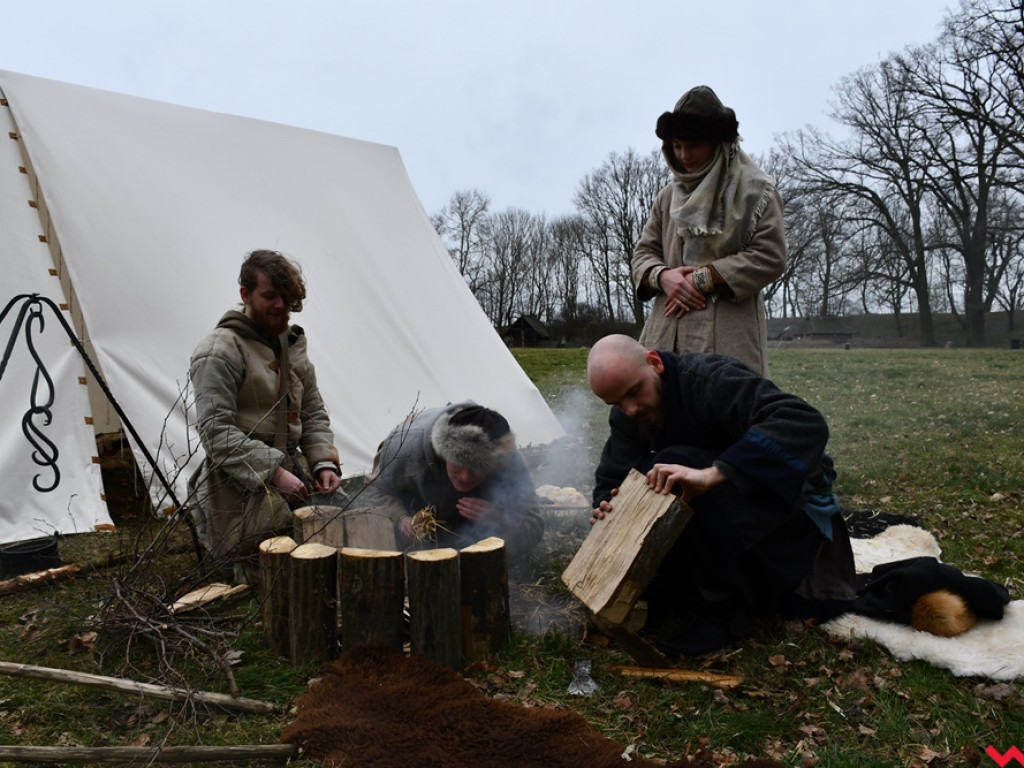 Zima w Grzybowie. Pół setki wojów i niewiast nie przestraszyło się chłodu