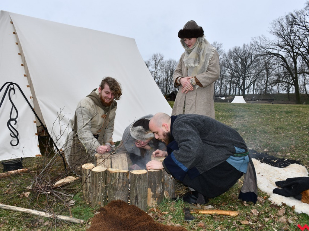 Zima w Grzybowie. Pół setki wojów i niewiast nie przestraszyło się chłodu