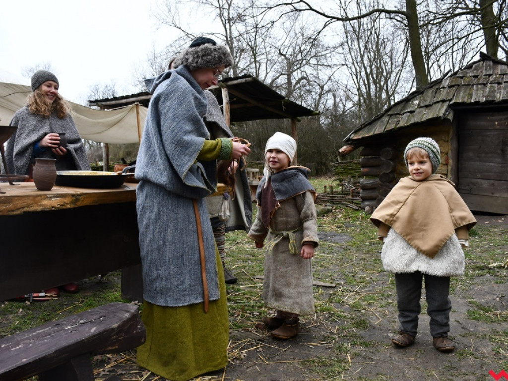 Zima w Grzybowie. Pół setki wojów i niewiast nie przestraszyło się chłodu