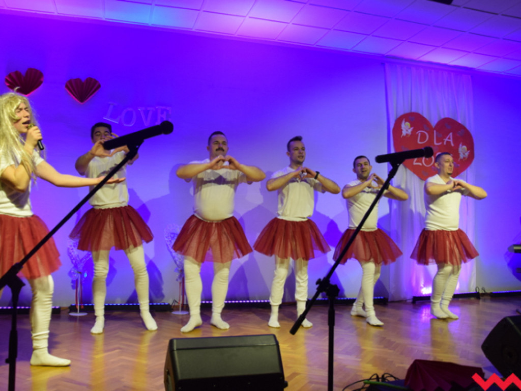 „Uwaga na amory” – spektakle nagrodzone owacjami na stojąco