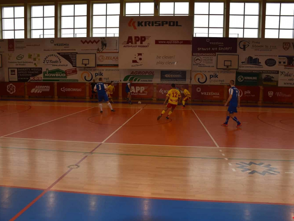 Policjanci i strażacy kopali w piłkę. Ubiegłoroczni zwycięzcy obronili tytuł