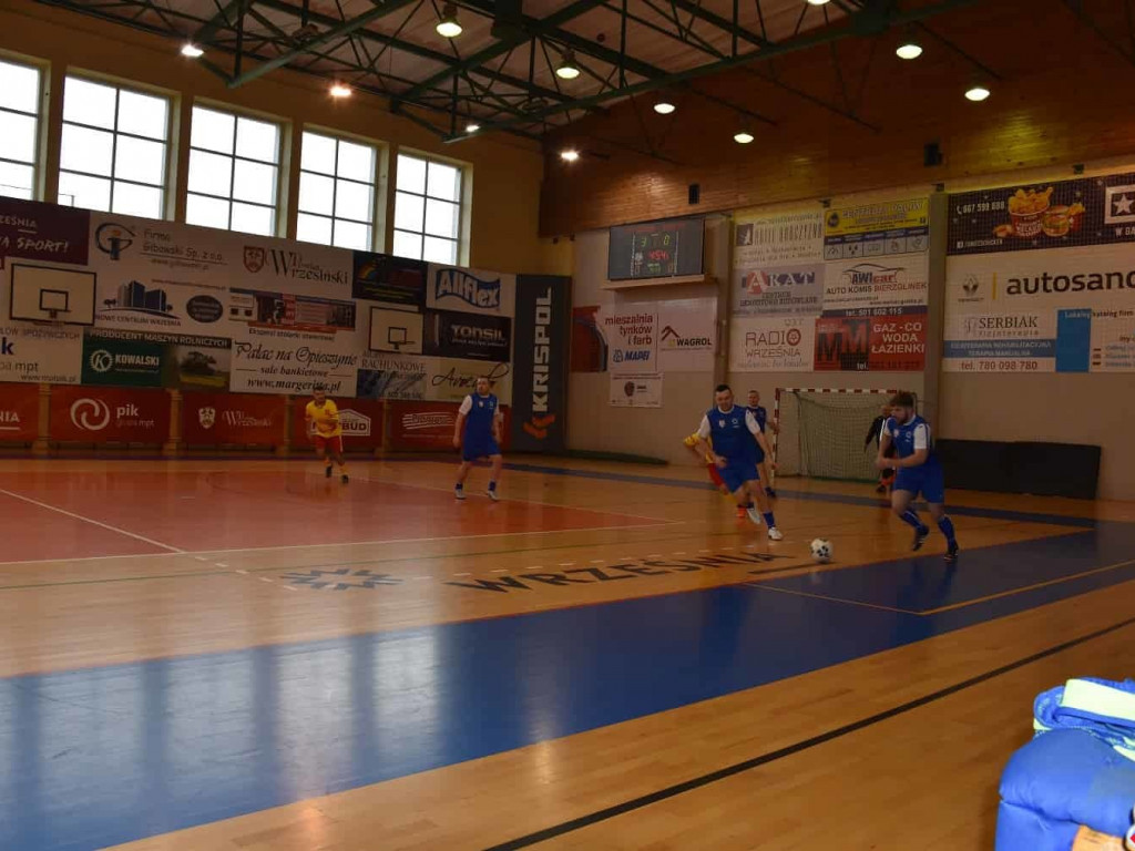 Policjanci i strażacy kopali w piłkę. Ubiegłoroczni zwycięzcy obronili tytuł