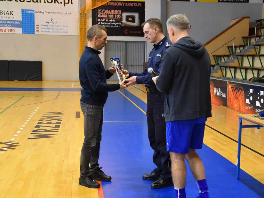 Policjanci i strażacy kopali w piłkę. Ubiegłoroczni zwycięzcy obronili tytuł