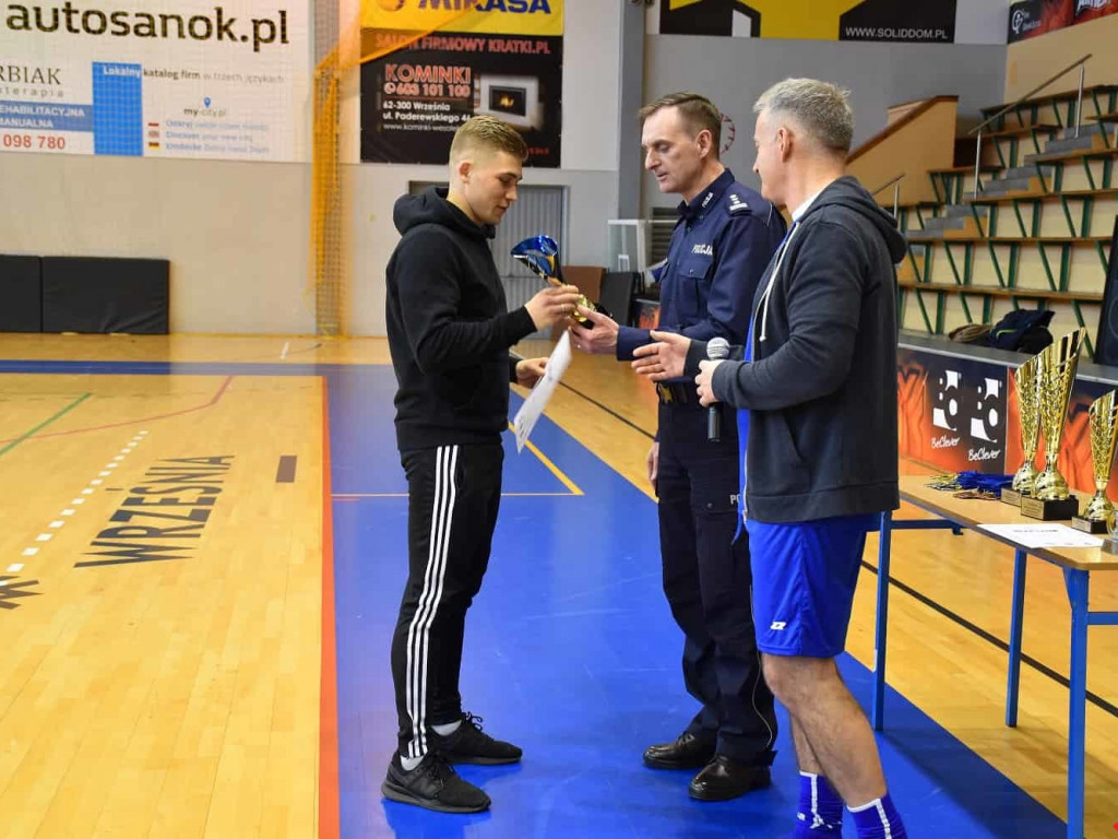 Policjanci i strażacy kopali w piłkę. Ubiegłoroczni zwycięzcy obronili tytuł