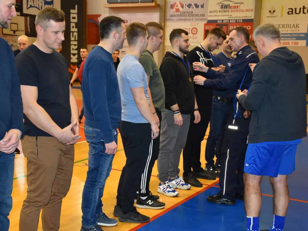 Policjanci i strażacy kopali w piłkę. Ubiegłoroczni zwycięzcy obronili tytuł