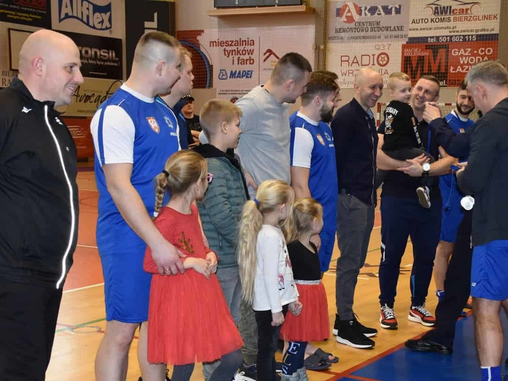 Policjanci i strażacy kopali w piłkę. Ubiegłoroczni zwycięzcy obronili tytuł