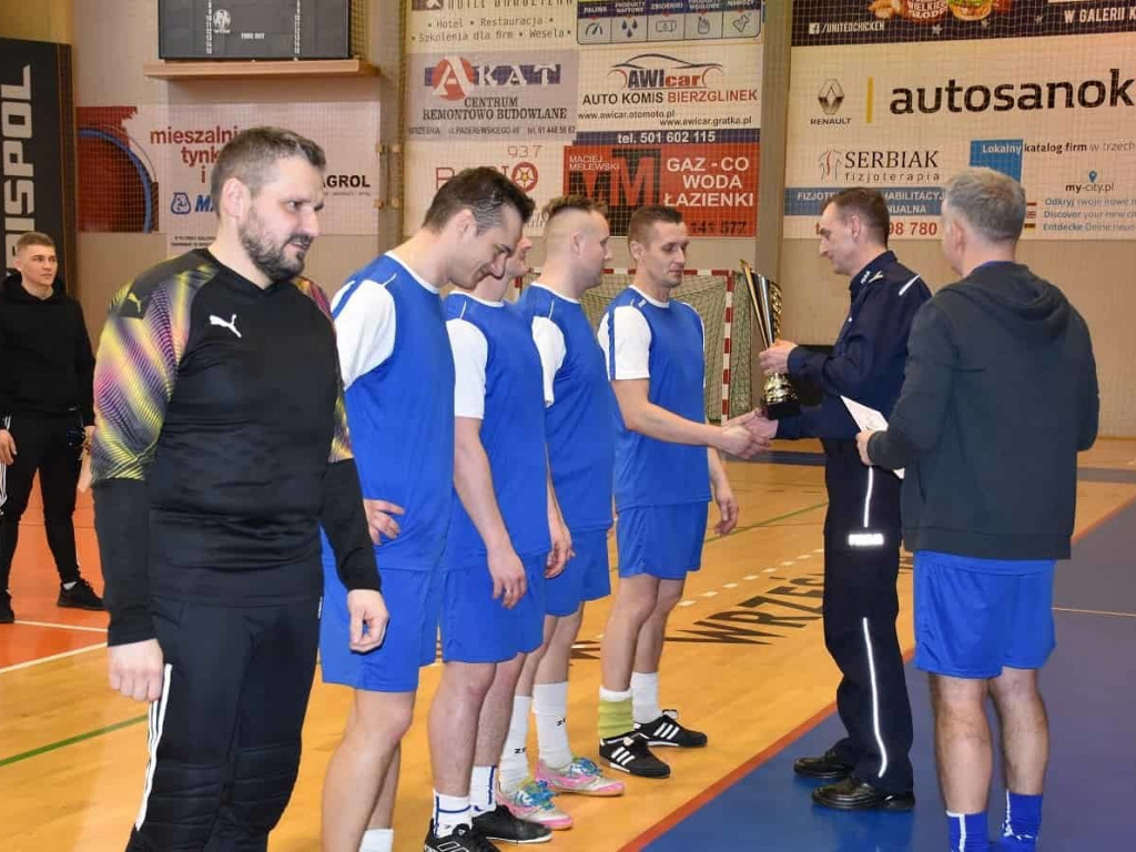 Policjanci i strażacy kopali w piłkę. Ubiegłoroczni zwycięzcy obronili tytuł