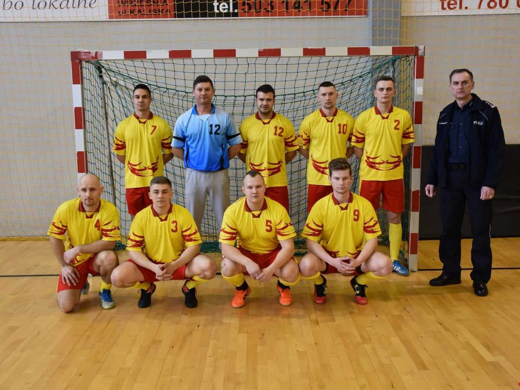 Policjanci i strażacy kopali w piłkę. Ubiegłoroczni zwycięzcy obronili tytuł