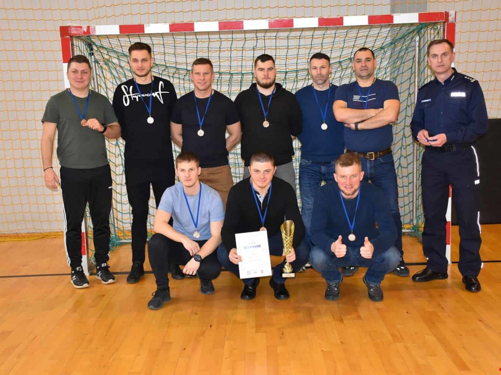 Policjanci i strażacy kopali w piłkę. Ubiegłoroczni zwycięzcy obronili tytuł