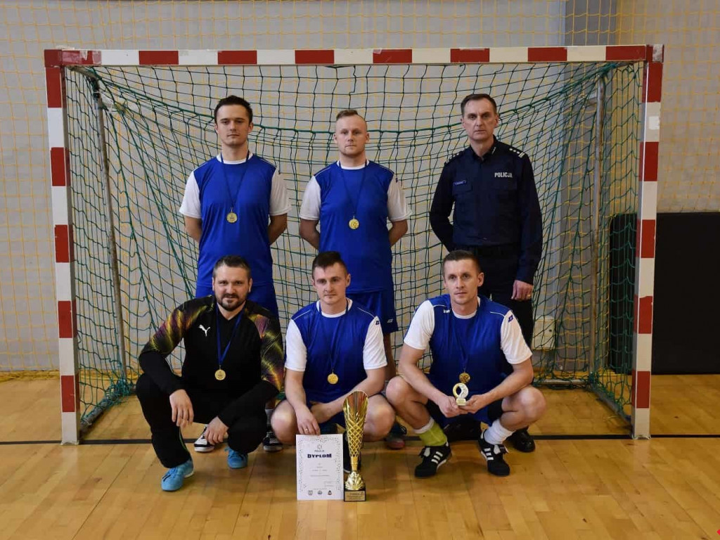 Policjanci i strażacy kopali w piłkę. Ubiegłoroczni zwycięzcy obronili tytuł