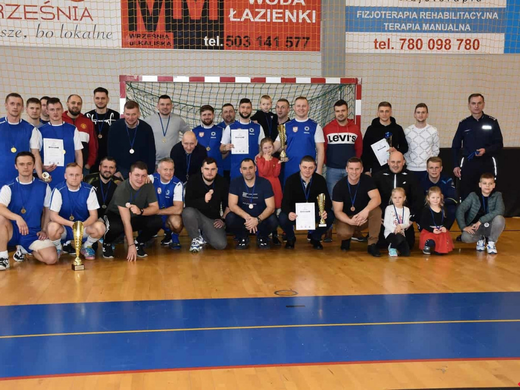 Policjanci i strażacy kopali w piłkę. Ubiegłoroczni zwycięzcy obronili tytuł