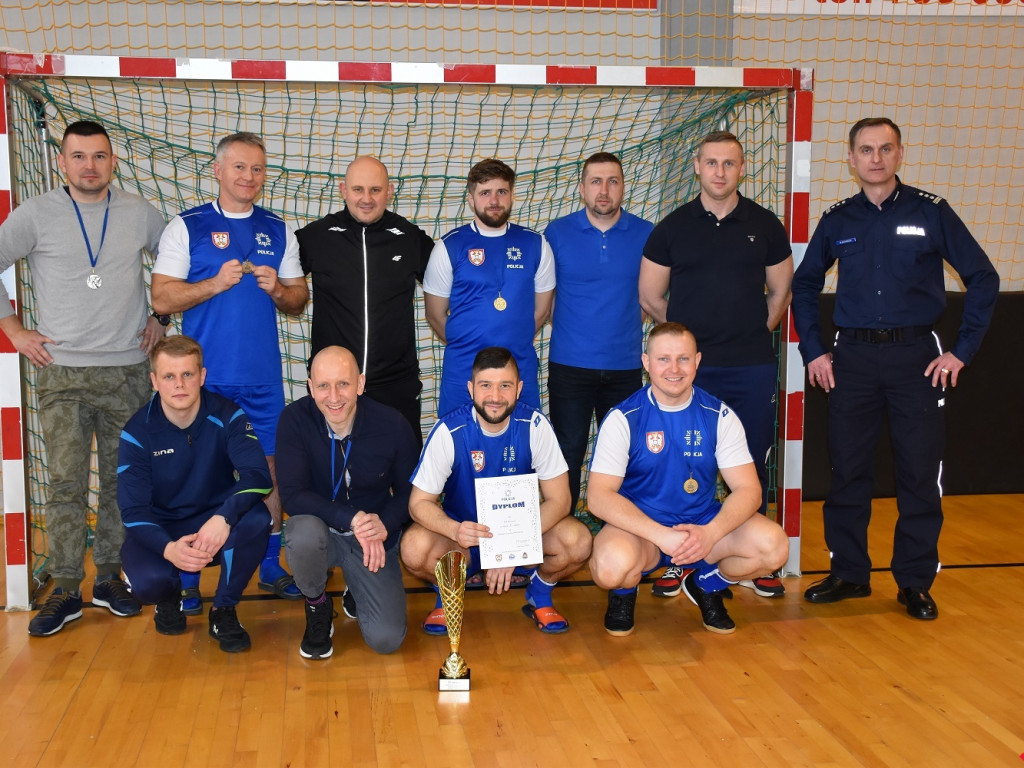 Policjanci i strażacy kopali w piłkę. Ubiegłoroczni zwycięzcy obronili tytuł