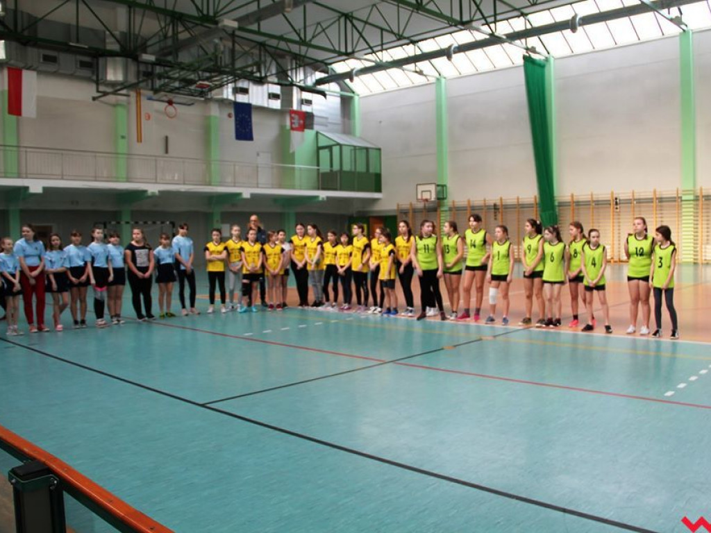 Dziewczęta z Pyzdr wygrywają w powiecie w piłkę ręczną