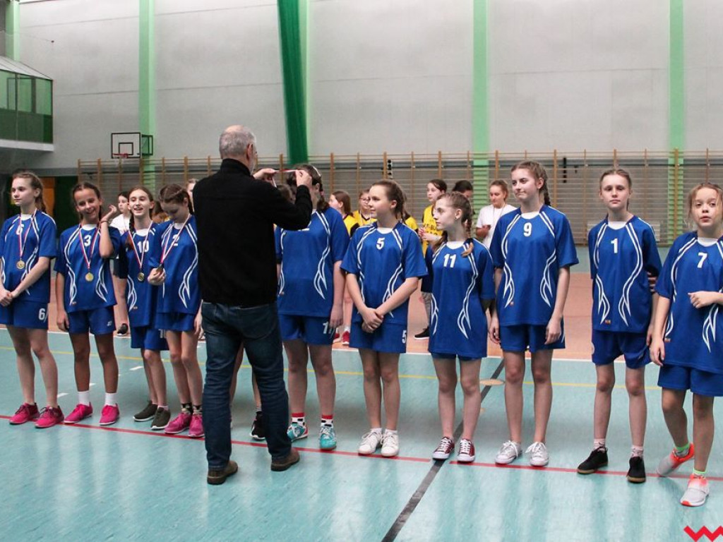 Dziewczęta z Pyzdr wygrywają w powiecie w piłkę ręczną