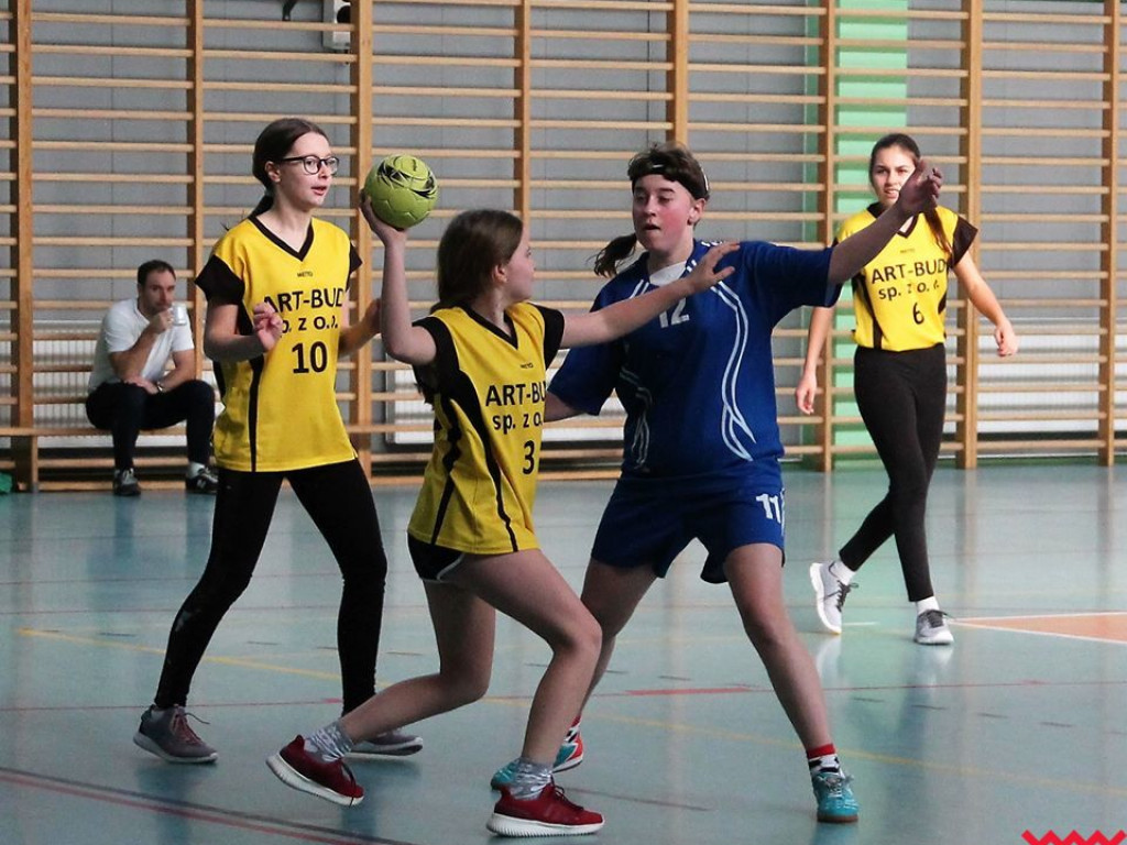 Dziewczęta z Pyzdr wygrywają w powiecie w piłkę ręczną
