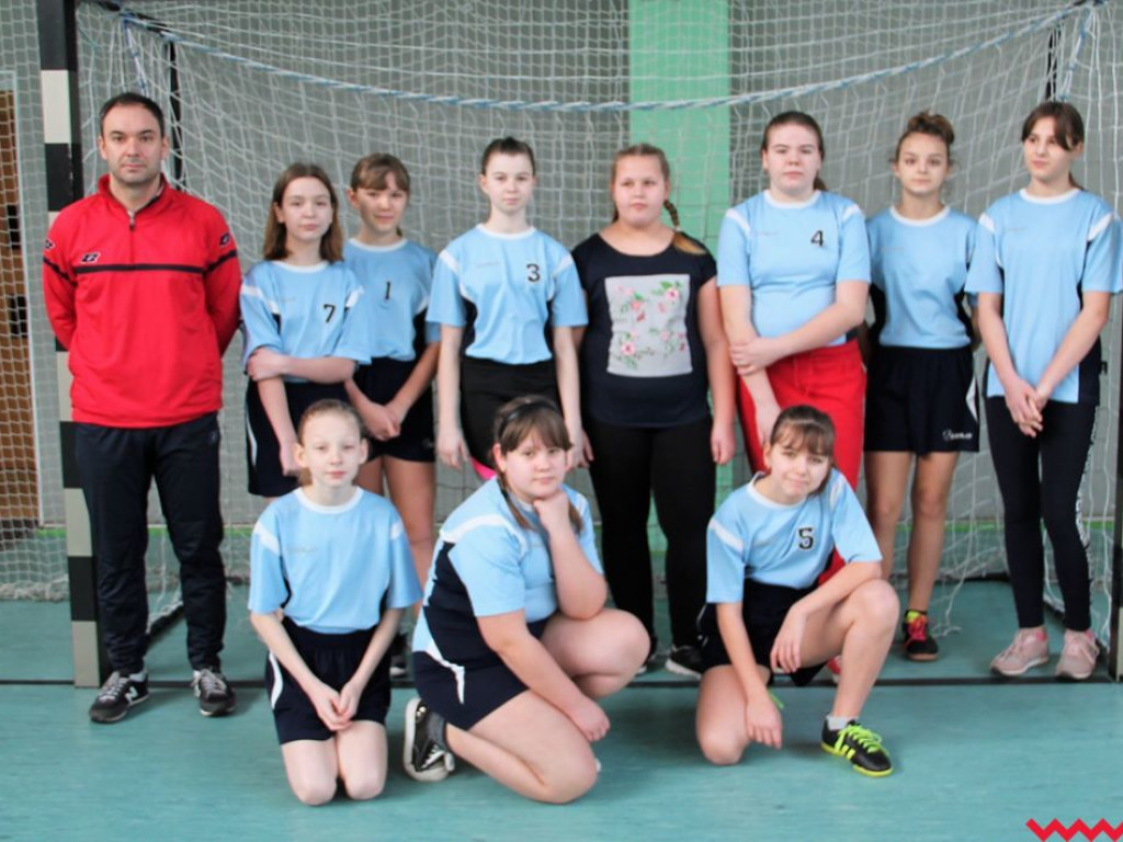 Dziewczęta z Pyzdr wygrywają w powiecie w piłkę ręczną