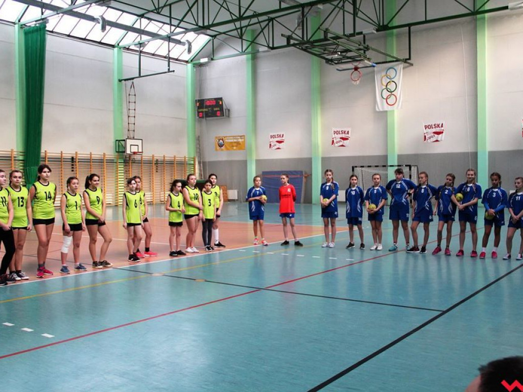 Dziewczęta z Pyzdr wygrywają w powiecie w piłkę ręczną