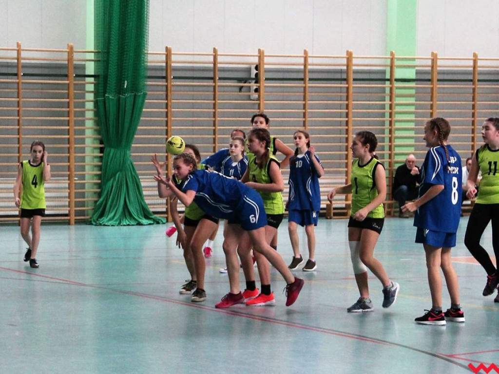 Dziewczęta z Pyzdr wygrywają w powiecie w piłkę ręczną