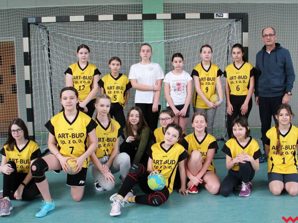 Dziewczęta z Pyzdr wygrywają w powiecie w piłkę ręczną