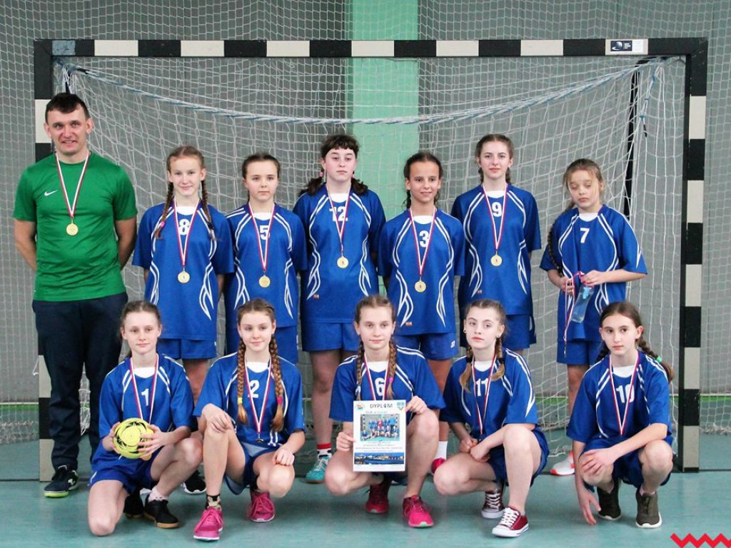 Dziewczęta z Pyzdr wygrywają w powiecie w piłkę ręczną