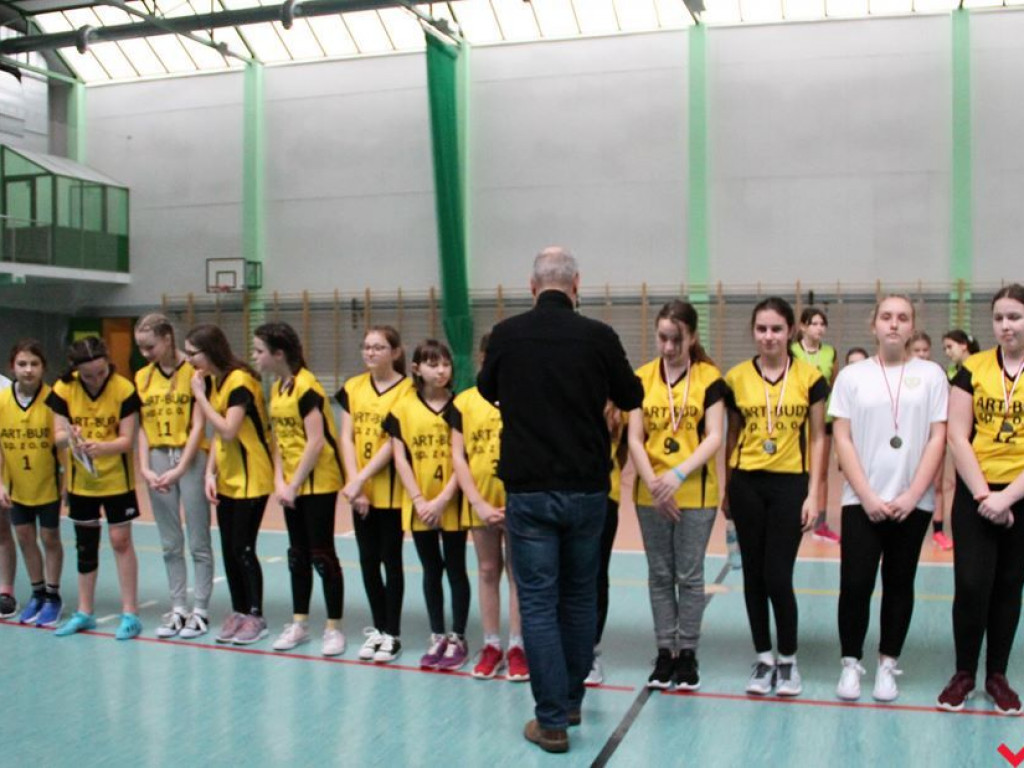 Dziewczęta z Pyzdr wygrywają w powiecie w piłkę ręczną