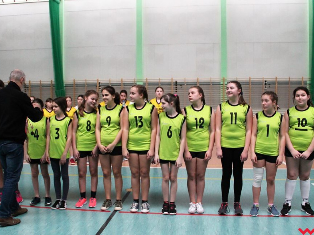 Dziewczęta z Pyzdr wygrywają w powiecie w piłkę ręczną
