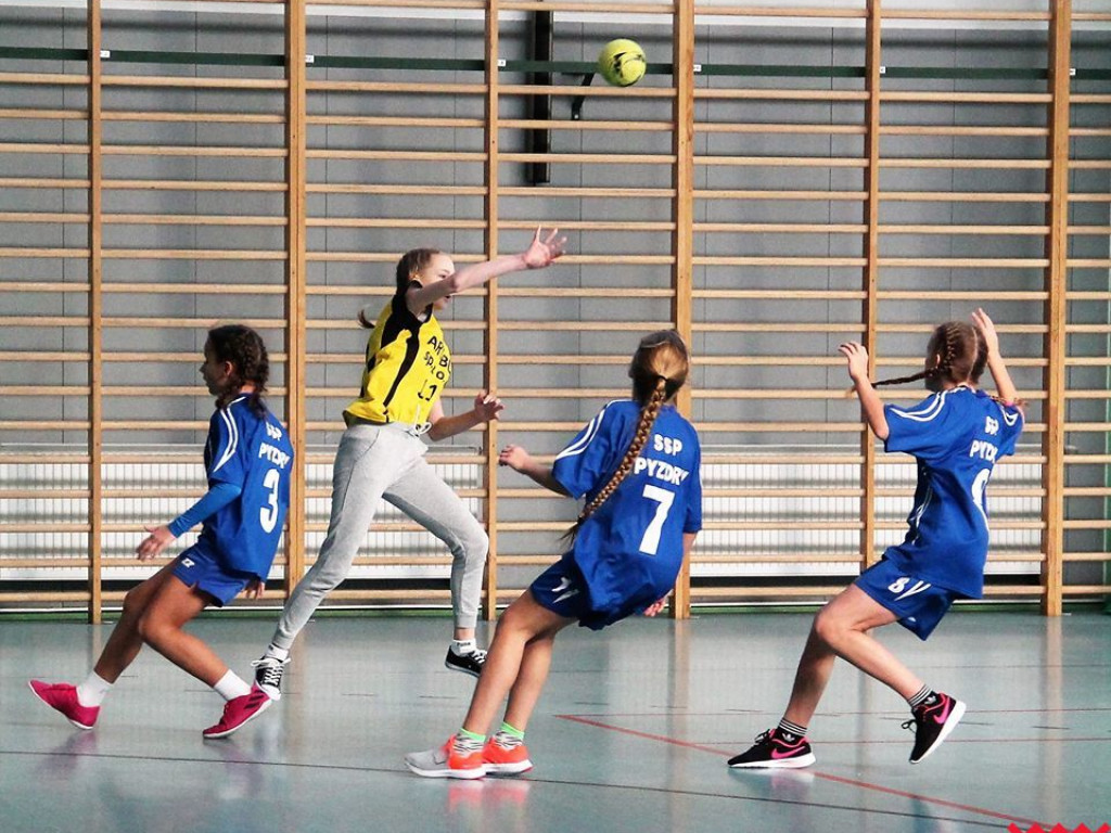 Dziewczęta z Pyzdr wygrywają w powiecie w piłkę ręczną