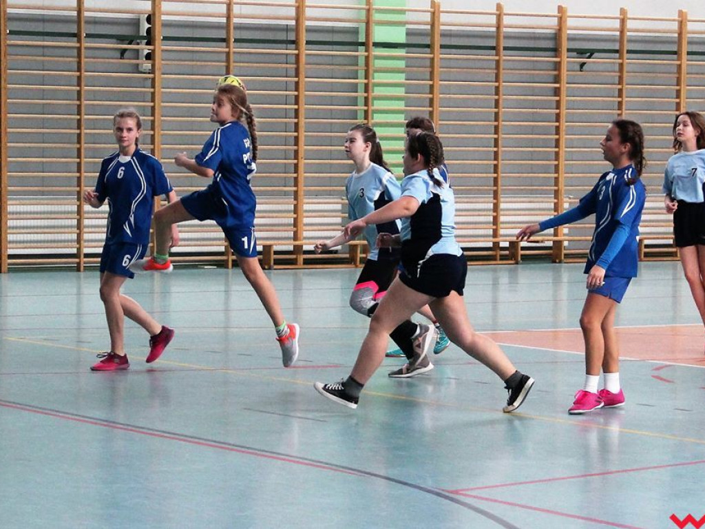 Dziewczęta z Pyzdr wygrywają w powiecie w piłkę ręczną