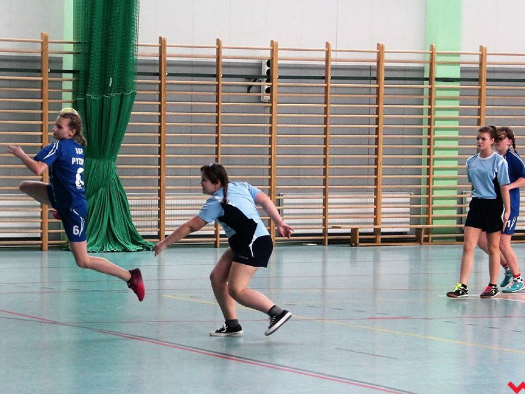 Dziewczęta z Pyzdr wygrywają w powiecie w piłkę ręczną