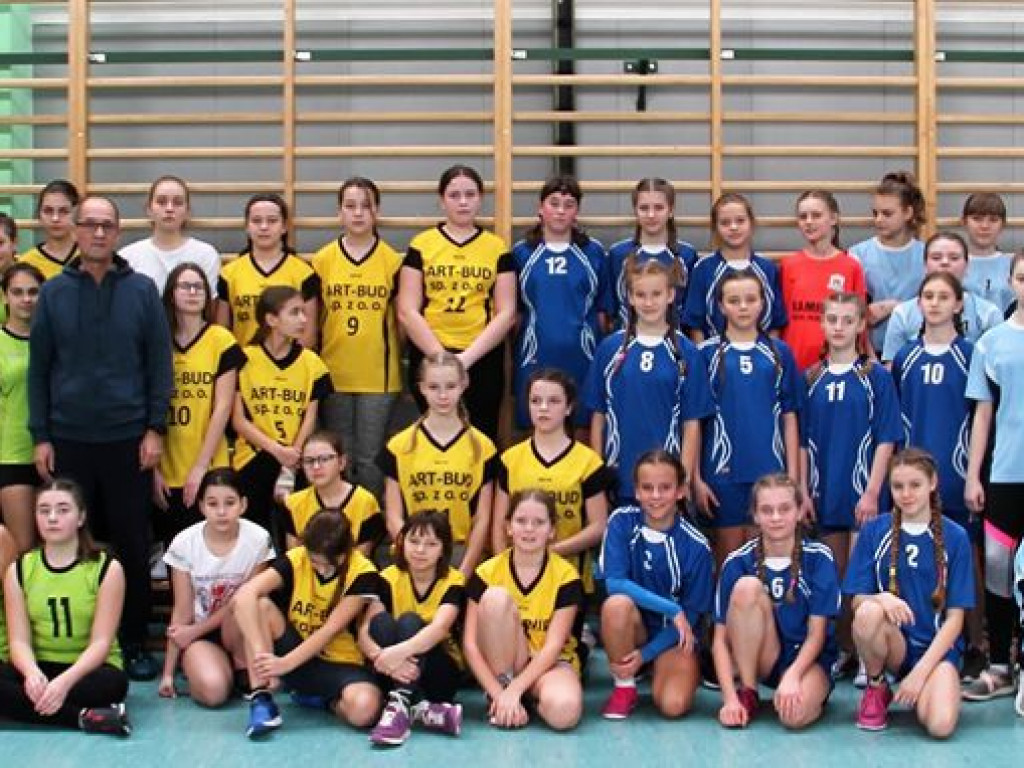 Dziewczęta z Pyzdr wygrywają w powiecie w piłkę ręczną