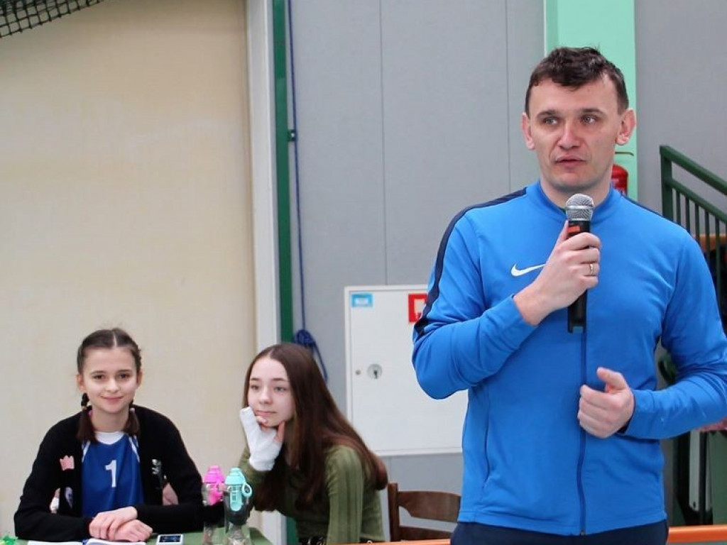 Dziewczęta z Pyzdr wygrywają w powiecie w piłkę ręczną