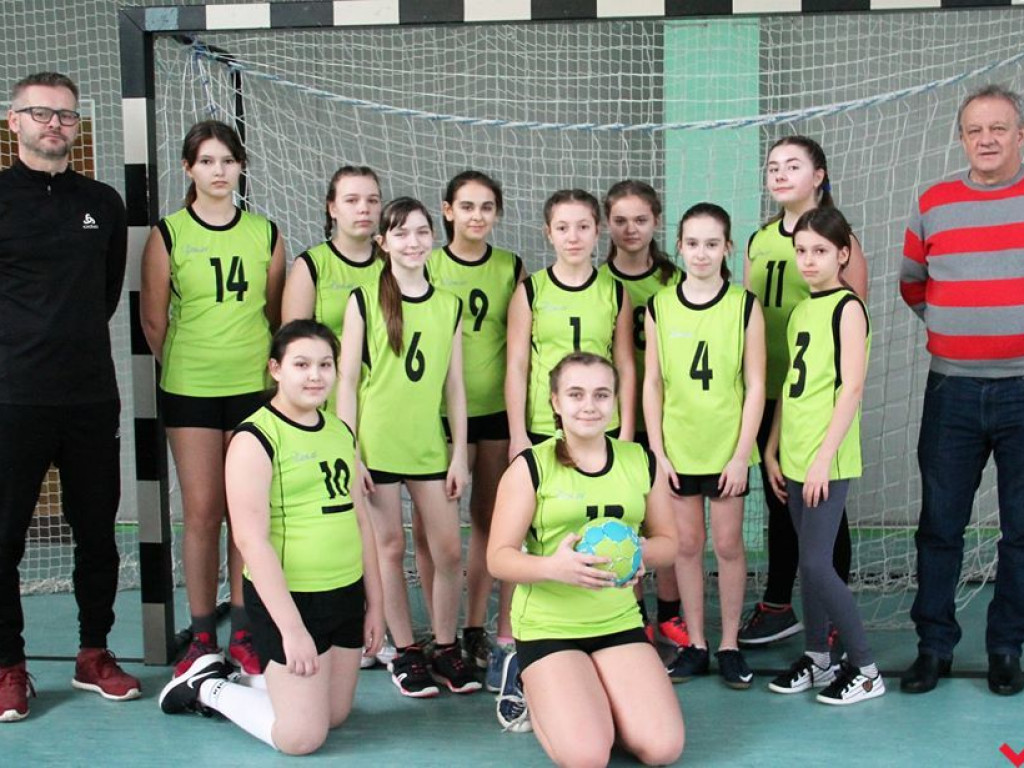 Dziewczęta z Pyzdr wygrywają w powiecie w piłkę ręczną
