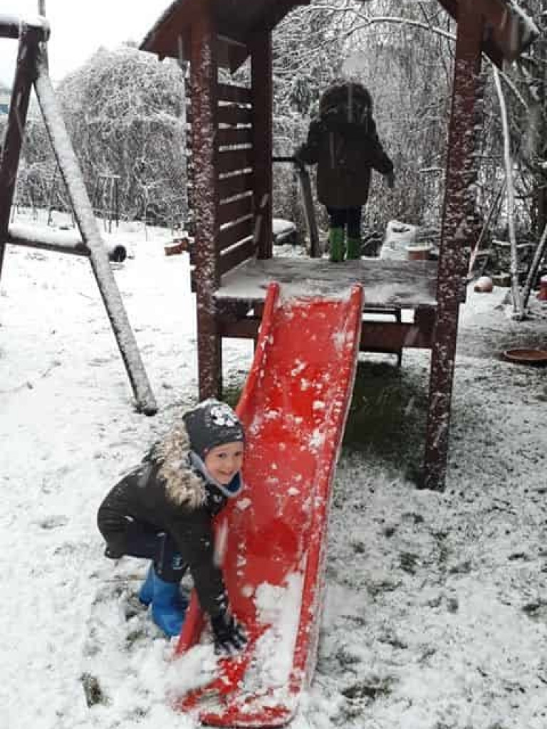 Spadł pierwszy śnieg. Dzieci w siódmym niebie