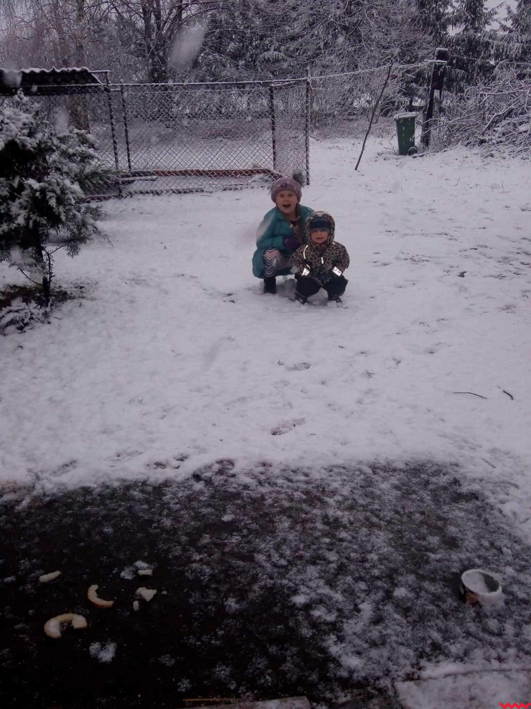 Spadł pierwszy śnieg. Dzieci w siódmym niebie