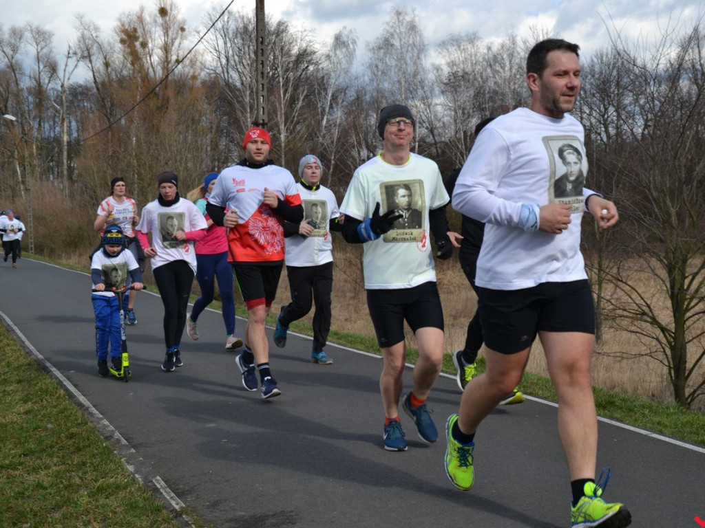 Bieg Tropem Wilczym przerasta oczekiwania. Setki na trasie w hołdzie Wyklętym