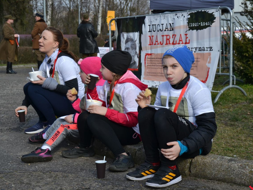 Bieg Tropem Wilczym przerasta oczekiwania. Setki na trasie w hołdzie Wyklętym