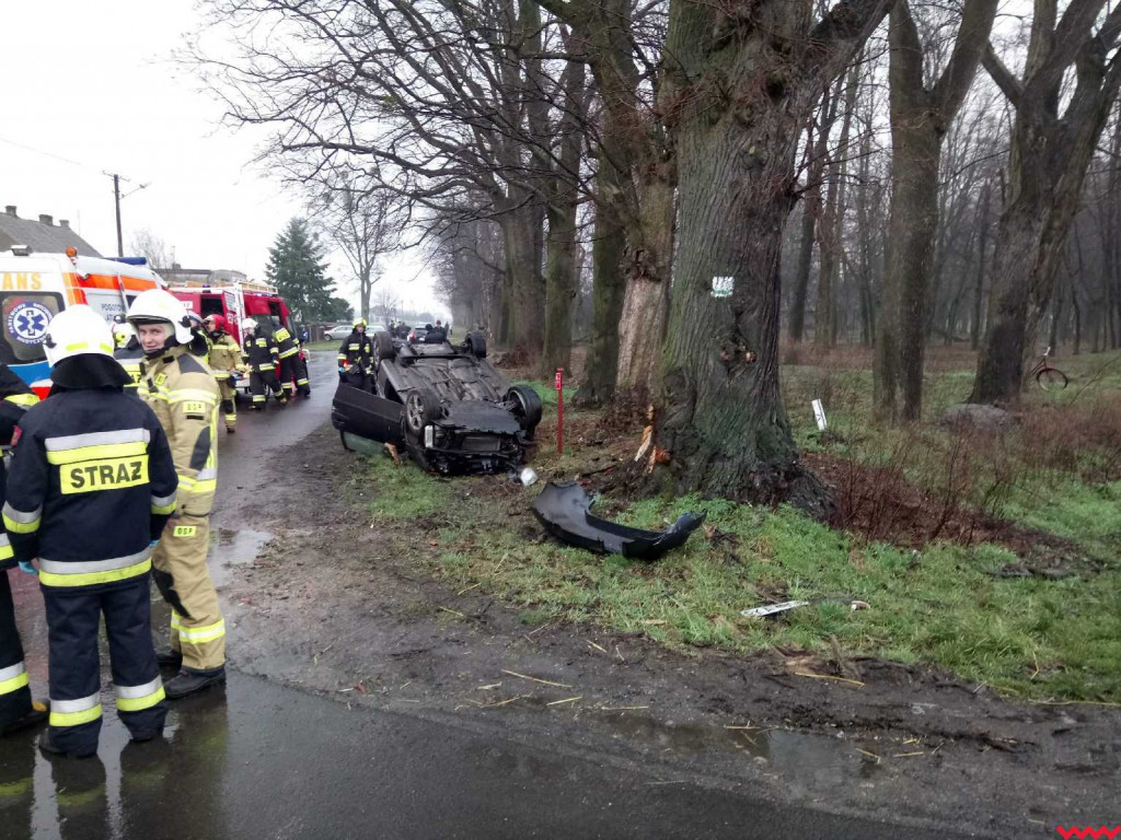 Dachowanie samochodu. Kierowca trafił do szpitala