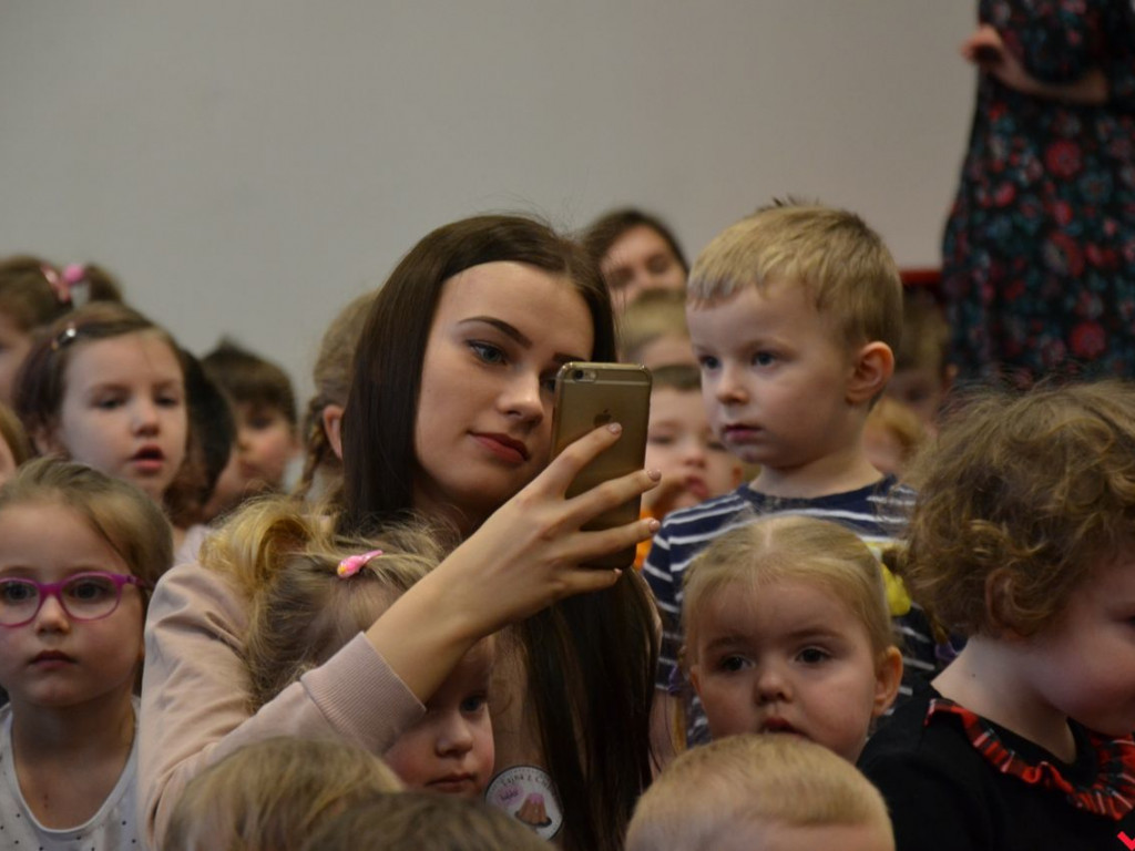 Rozśpiewany Dzień Kobiet i otwarcie groty solnej w przedszkolu „Bajka”