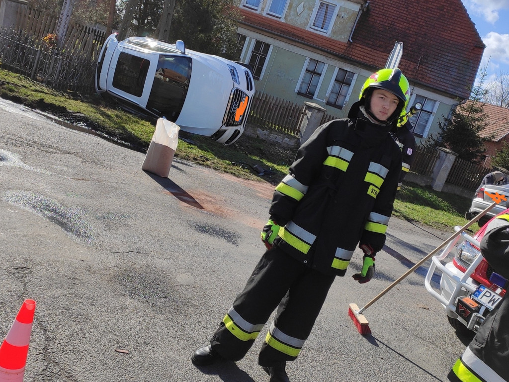 Audi leciało w powietrzu, staranowało ogrodzenie i przewróciło się na bok