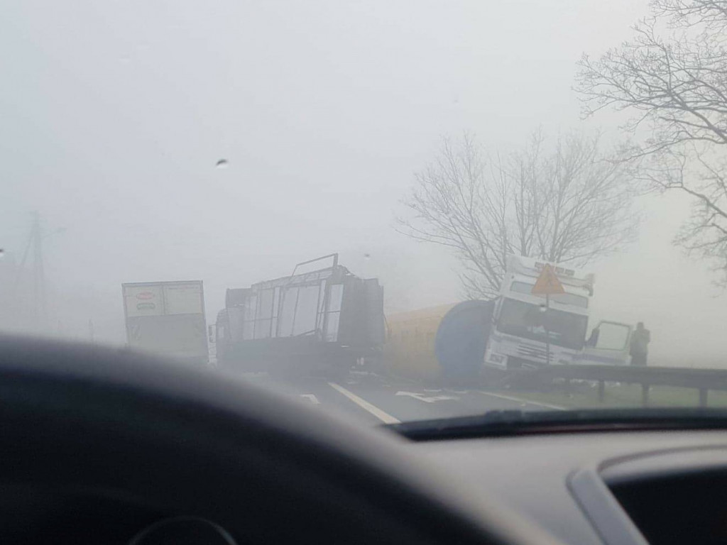 Zderzenie dwóch ciężarówek. Jedna osoba została ranna