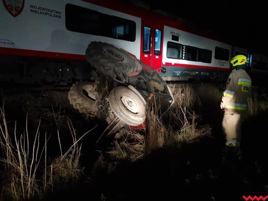 Dziwny wypadek pod Czerniejewem. Wjechał traktorem na tory i zderzył się z pociągiem