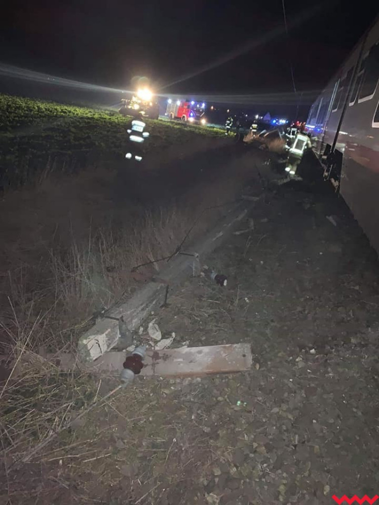 Dziwny wypadek pod Czerniejewem. Wjechał traktorem na tory i zderzył się z pociągiem