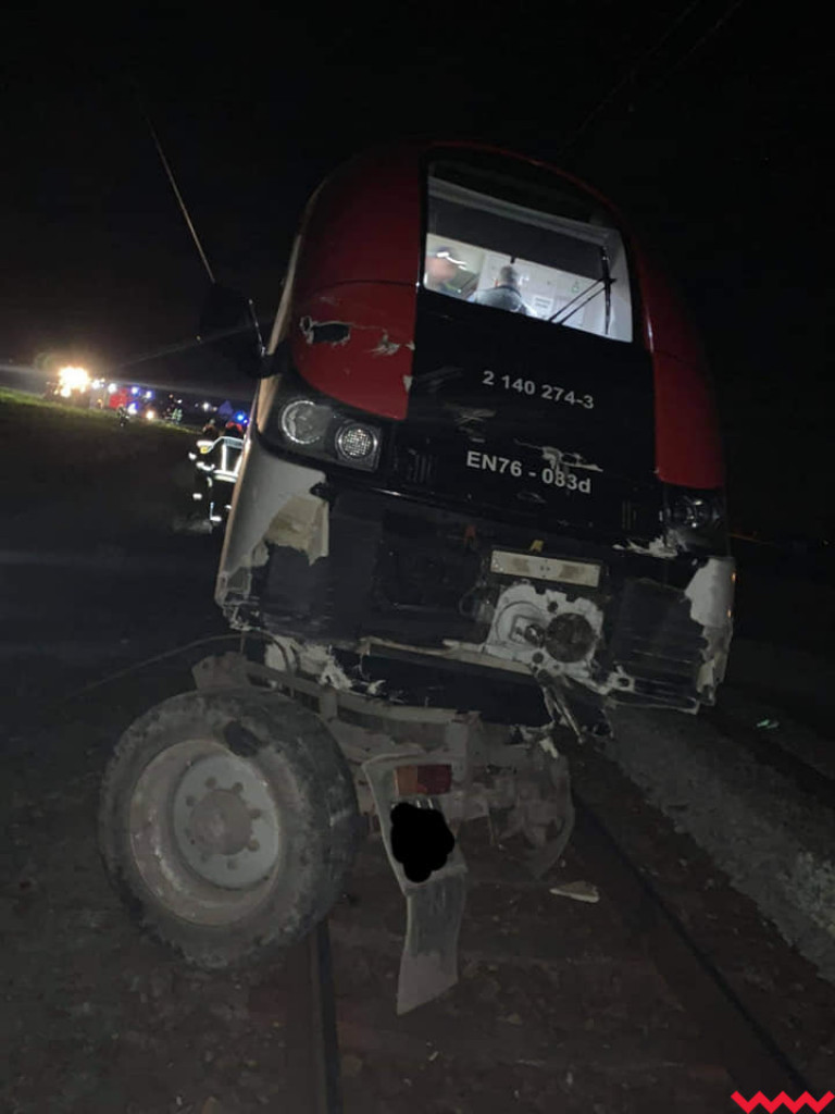 Dziwny wypadek pod Czerniejewem. Wjechał traktorem na tory i zderzył się z pociągiem