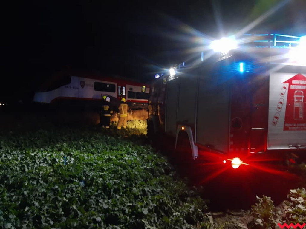 Dziwny wypadek pod Czerniejewem. Wjechał traktorem na tory i zderzył się z pociągiem